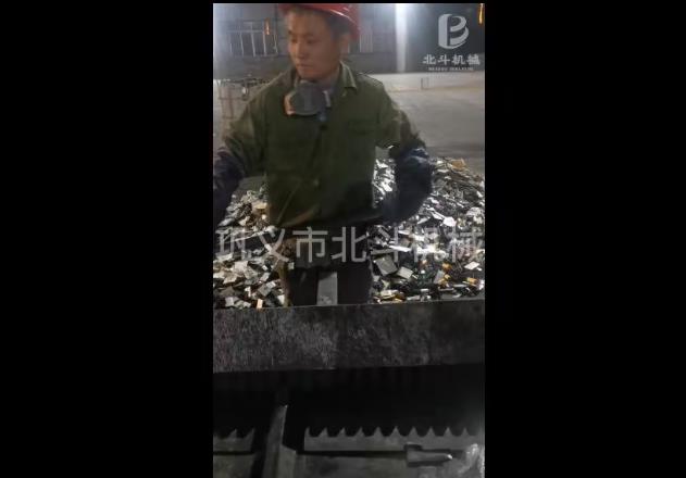 廢舊帶電鋰電池裂解處理現(xiàn)場(chǎng)