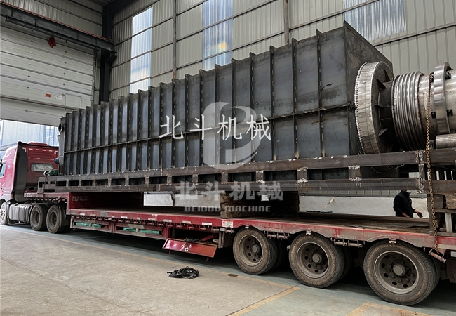 大型污泥炭化機做城市污泥的“終結者”,兩車齊發(fā)奔赴江西