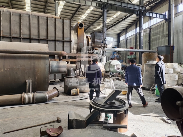 內(nèi)蒙古客戶考察泥煤炭化機,被它的綠色魅力所征服