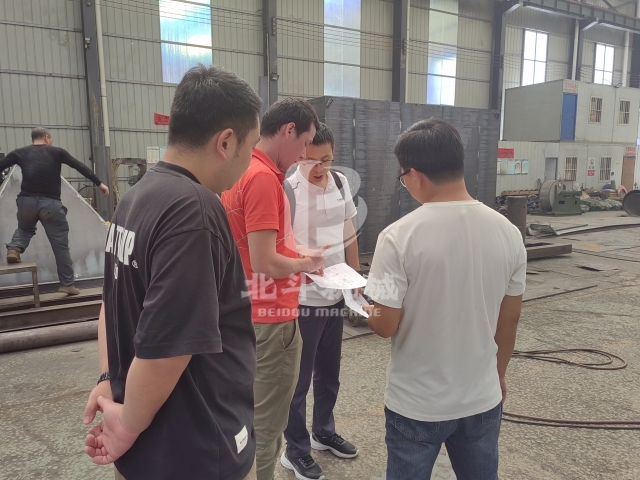 熱烈歡迎非洲客戶來北斗實(shí)地考察生物質(zhì)炭化機(jī)