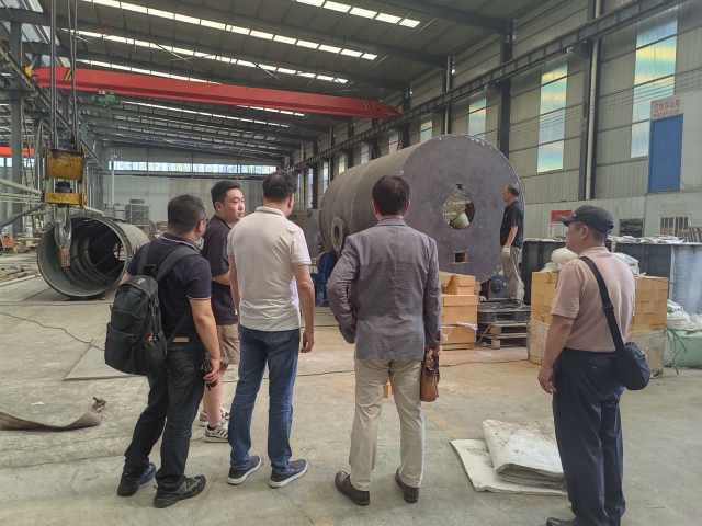 韓國客戶親赴工廠,新型連續(xù)式炭化機實力擔當