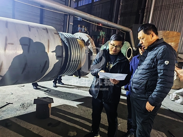 湖北客戶不懼嚴(yán)寒,夜幕下堅(jiān)定來廠考察稻殼炭化機(jī)