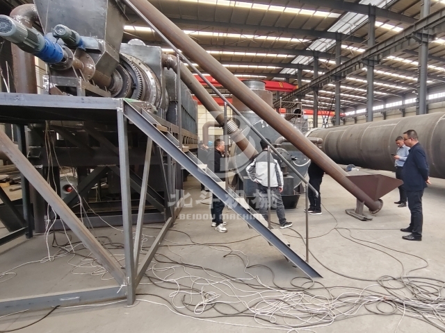 環(huán)保無(wú)煙炭化機(jī)引關(guān)注,客戶實(shí)地探訪