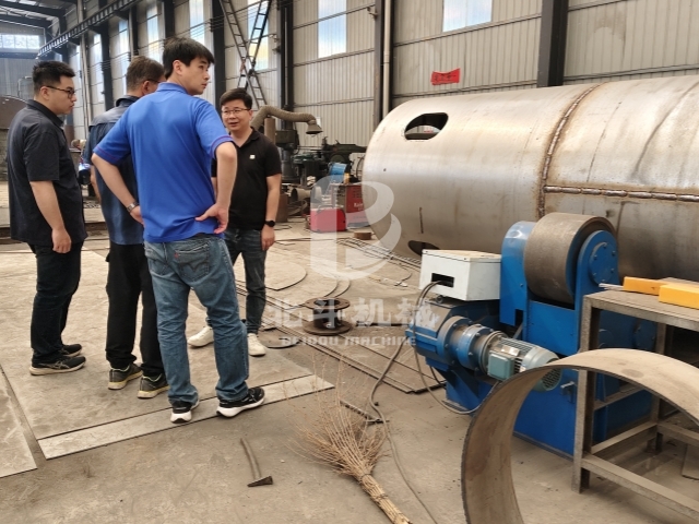 38℃高溫探廠,客戶考察無煙型環(huán)保炭化機