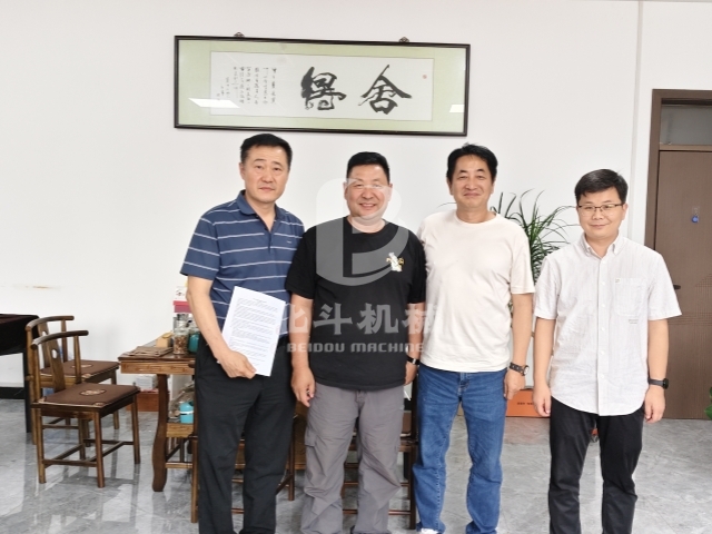 韓國客戶定制!北斗機(jī)械豬糞炭化機(jī)簽約成功