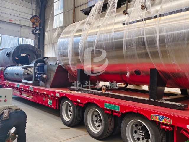 綠色制炭設(shè)備啟程倒計(jì)時(shí)!環(huán)保炭化機(jī)裝車中